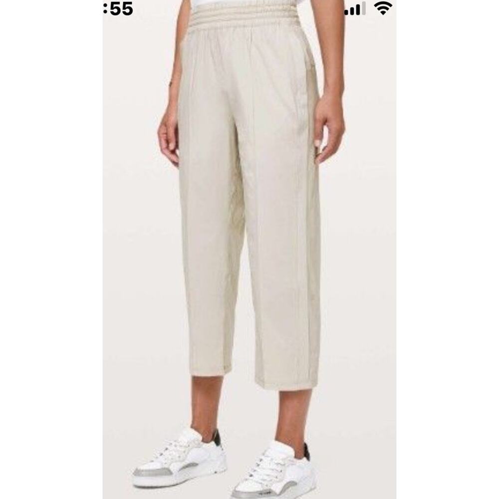 Lululemon Sandtone Lighteweight Wanderer Crop pants Sz 8 Travel Off mat